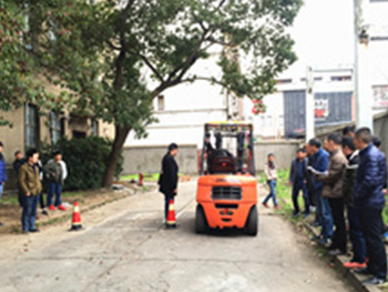 零基础可以参加叉车考证班吗 零基础可以参加叉车考证班吗